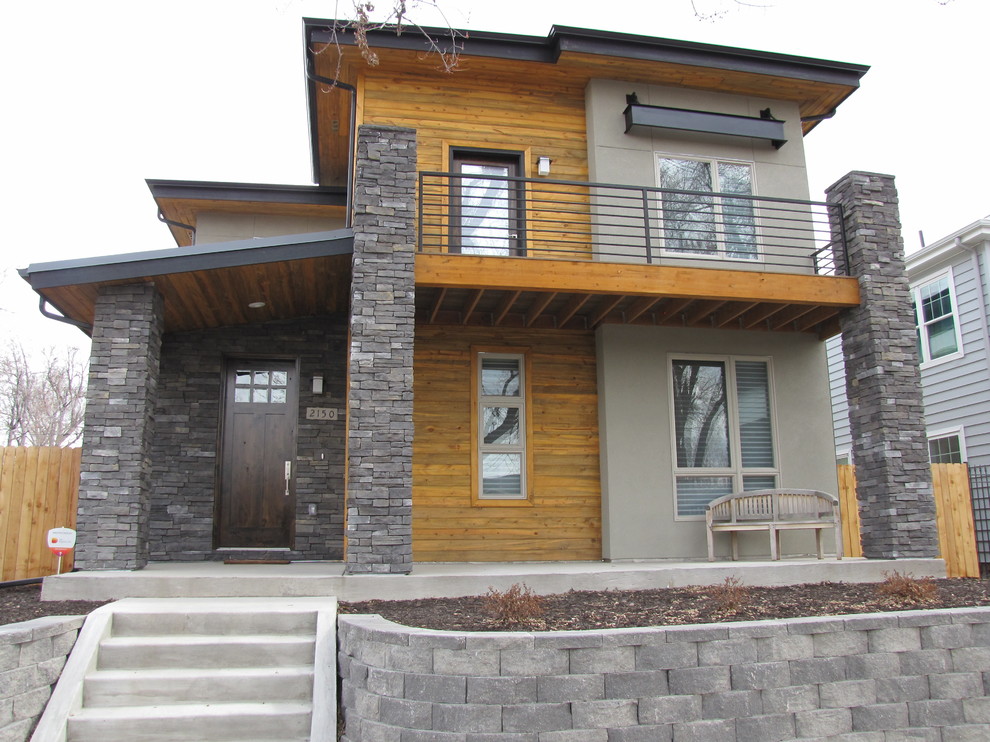 Источник вдохновения для домашнего уюта: двухэтажный, серый дом среднего размера в стиле неоклассика (современная классика) с облицовкой из камня