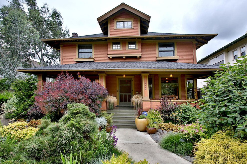 Esempio della facciata di una casa arancione american style a due piani