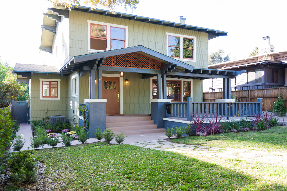 Mittelgroße, Zweistöckige Rustikale Holzfassade Haus mit grüner Fassadenfarbe und Satteldach in Los Angeles