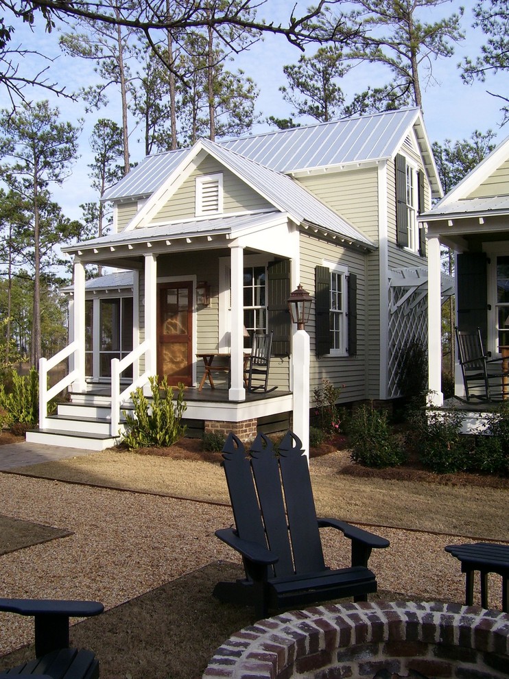 Diseño de fachada beige de estilo de casa de campo con microcasa