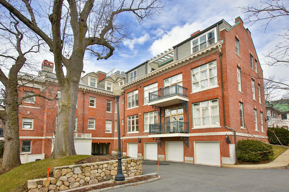 Großes, Dreistöckiges Uriges Wohnung mit Backsteinfassade und roter Fassadenfarbe in Boston