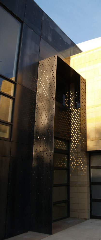 Foto de fachada actual de tamaño medio de dos plantas con revestimiento de metal