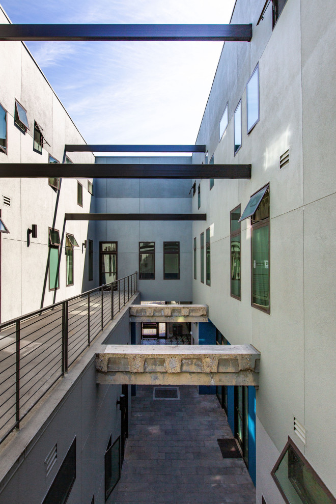Dreistöckiges Modernes Wohnung mit bunter Fassadenfarbe und Flachdach in San Francisco