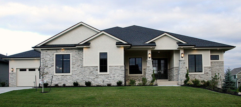Cette image montre une façade de maison grise traditionnelle de taille moyenne et à un étage avec un revêtement mixte et un toit à quatre pans.