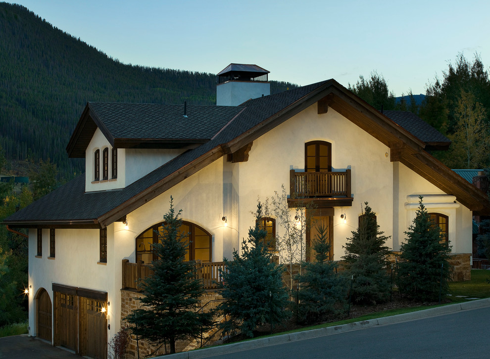 Idee per la facciata di una casa beige rustica a due piani di medie dimensioni con tetto a capanna