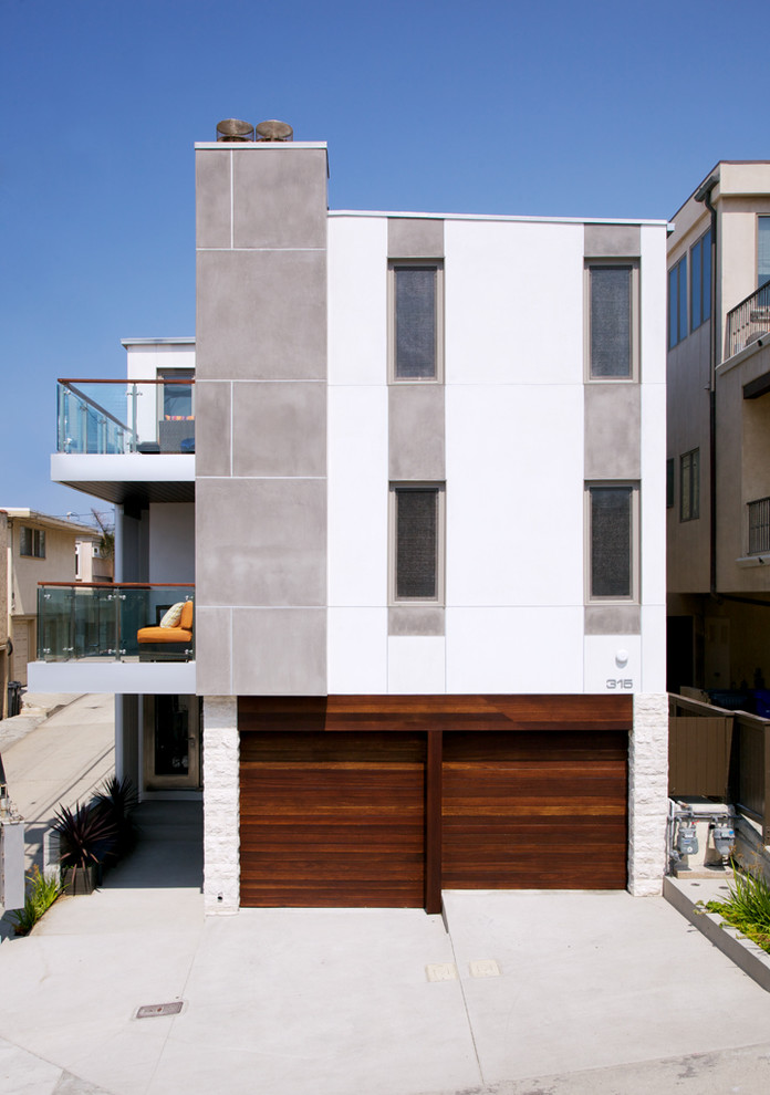 На фото: дом в современном стиле с облицовкой из бетона