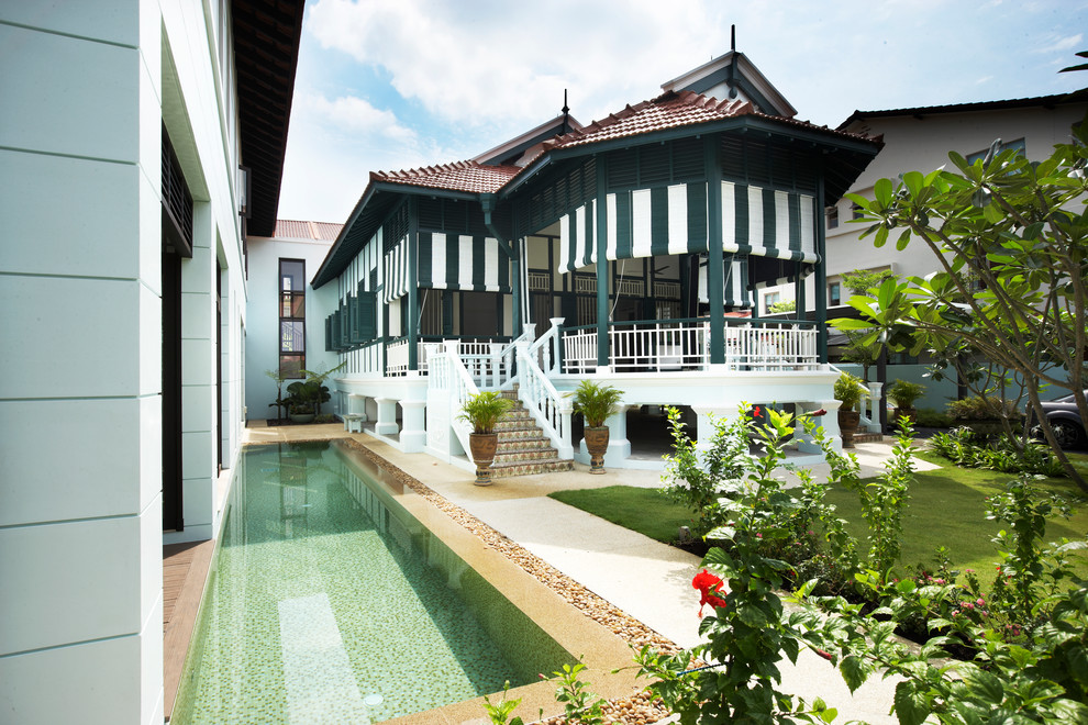 Design ideas for a world-inspired house exterior in Singapore.