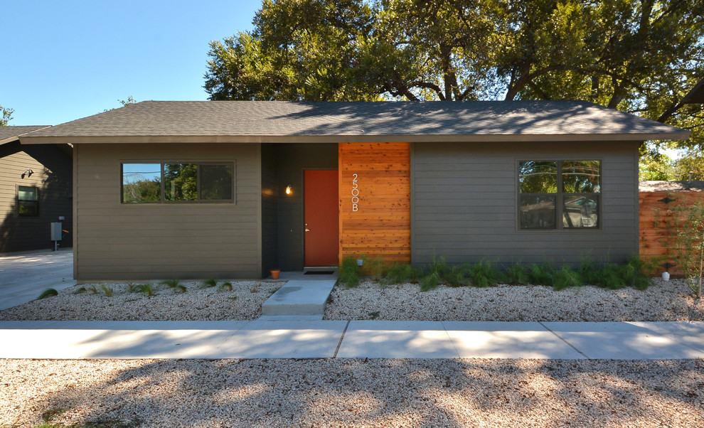 Kleines Modernes Haus mit grauer Fassadenfarbe in Austin