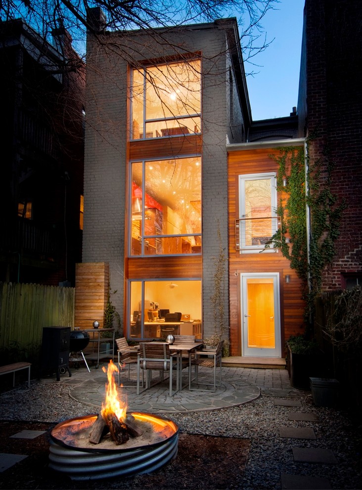 Imagen de fachada gris contemporánea de tamaño medio de tres plantas con revestimiento de madera y tejado plano