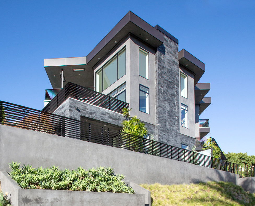 Идея дизайна: большой, четырехэтажный, серый частный загородный дом в стиле модернизм с облицовкой из цементной штукатурки, плоской крышей, крышей из смешанных материалов и черной крышей