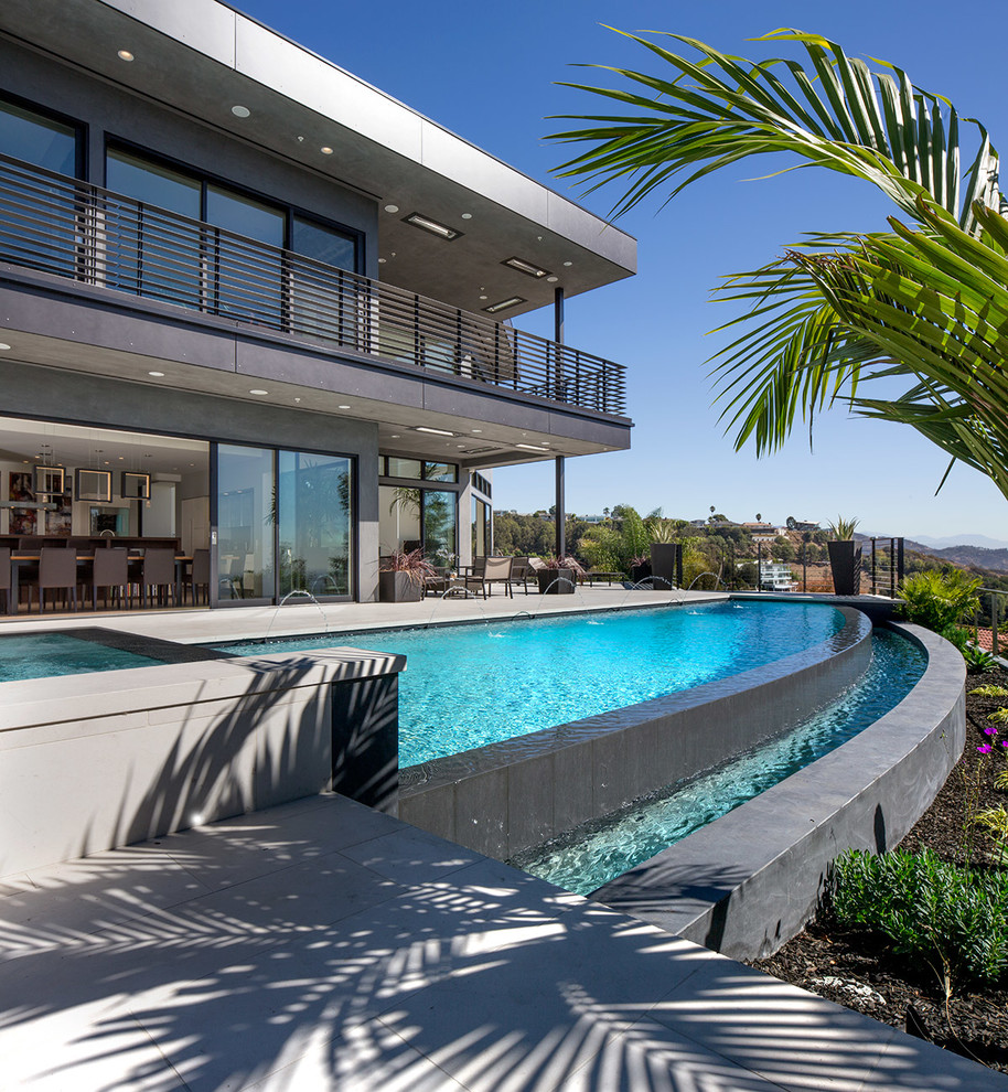 Großes, Vierstöckiges Modernes Haus mit Putzfassade, grauer Fassadenfarbe, Flachdach und Misch-Dachdeckung in Los Angeles