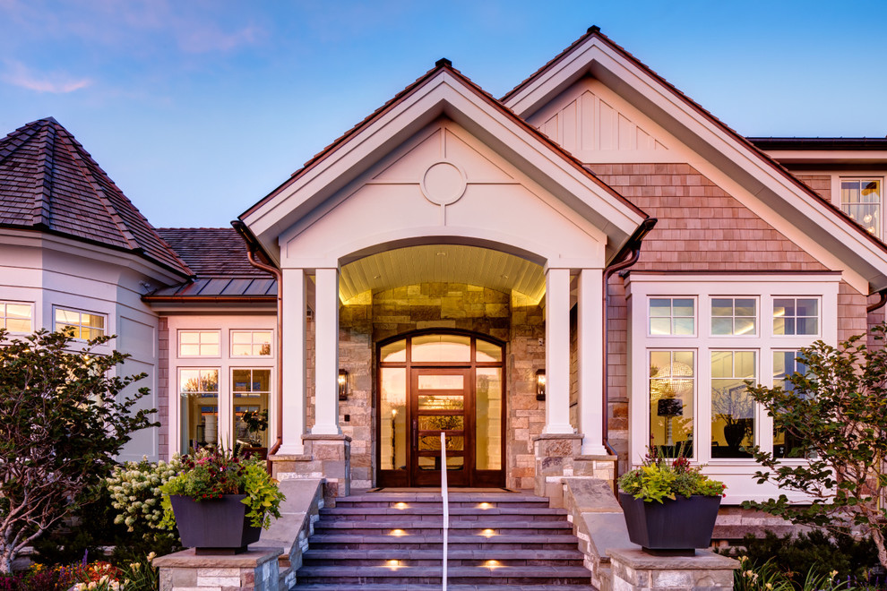 Geräumiges, Zweistöckiges Klassisches Haus mit brauner Fassadenfarbe, Satteldach und Schindeldach in Orange County
