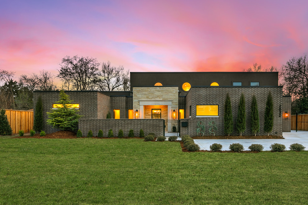 Foto de fachada de casa marrón minimalista extra grande de dos plantas con revestimiento de ladrillo y tejado plano
