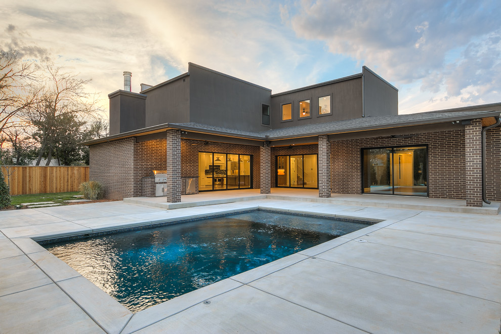 Стильный дизайн: огромный, двухэтажный, кирпичный, коричневый частный загородный дом в стиле модернизм с плоской крышей - последний тренд