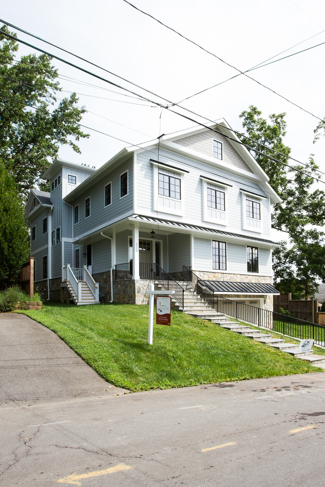 Geräumiges, Dreistöckiges Haus mit Faserzement-Fassade und grauer Fassadenfarbe in Washington, D.C.