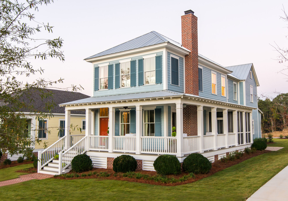 Immagine della facciata di una casa blu classica a due piani con rivestimento in legno