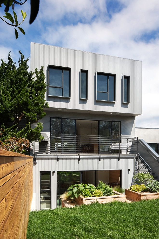 Свежая идея для дизайна: трехэтажный, серый дом в современном стиле с плоской крышей - отличное фото интерьера
