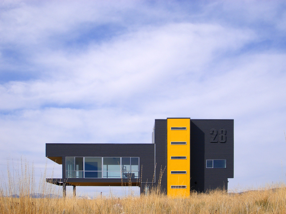 Cette photo montre une façade de maison tendance à deux étages et plus avec un toit plat et boîte aux lettres.