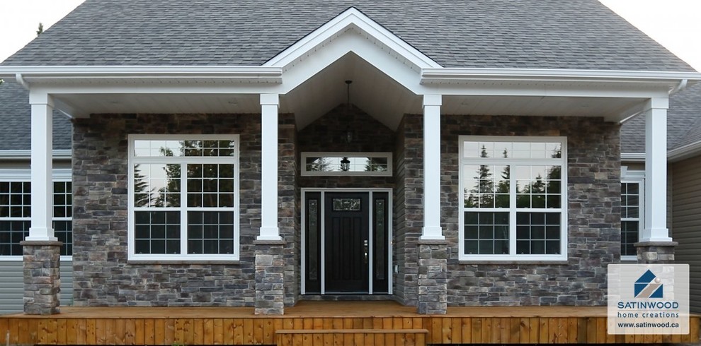Diseño de fachada de casa gris clásica grande de una planta con revestimiento de ladrillo, tejado de teja de madera y tejado a dos aguas