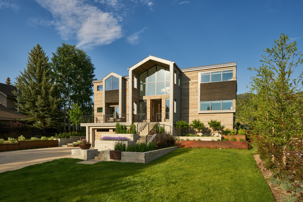 Großes, Zweistöckiges Modernes Haus mit brauner Fassadenfarbe und Satteldach in Salt Lake City