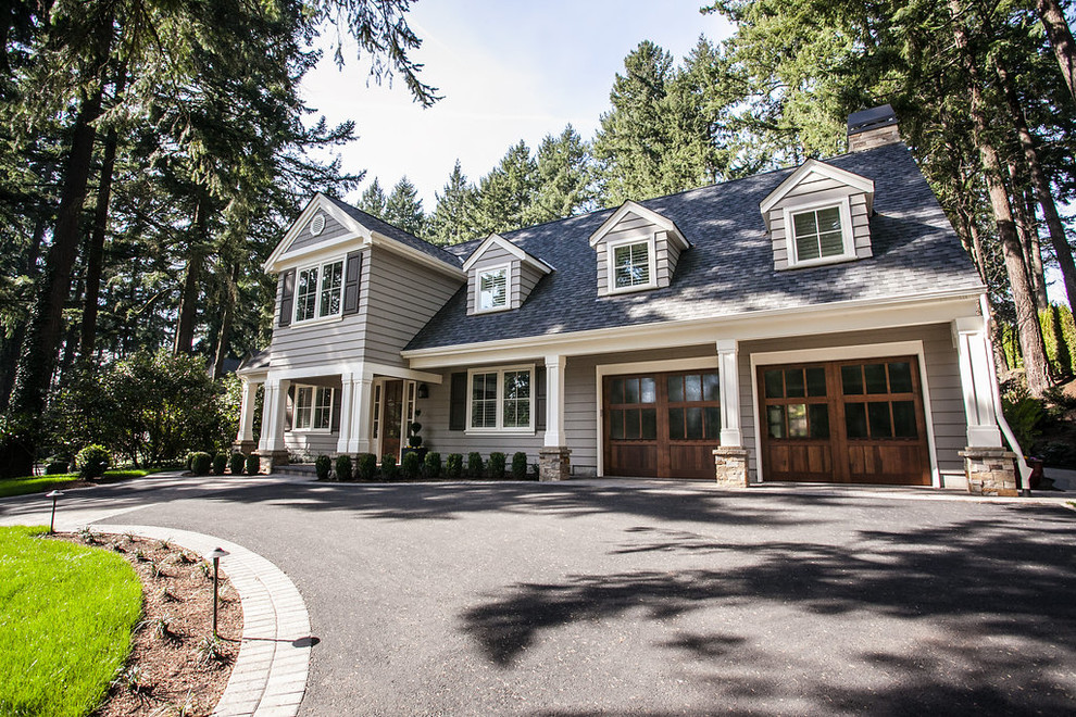 Mittelgroßes, Zweistöckiges Uriges Einfamilienhaus mit Vinylfassade, grauer Fassadenfarbe, Satteldach und Schindeldach in Portland