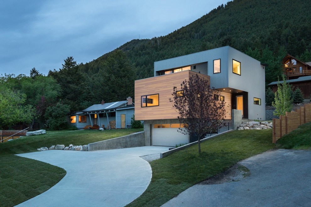 Dreistöckiges, Mittelgroßes Modernes Einfamilienhaus mit Mix-Fassade und Flachdach in Sonstige