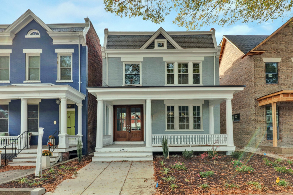 Mittelgroßes, Zweistöckiges Uriges Einfamilienhaus mit Backsteinfassade, grauer Fassadenfarbe, Satteldach und Misch-Dachdeckung in Richmond