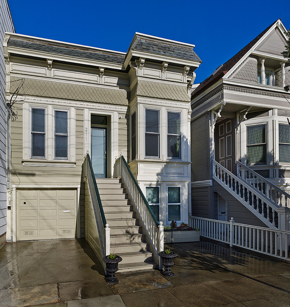 Zweistöckiges Klassisches Haus mit grauer Fassadenfarbe in San Francisco