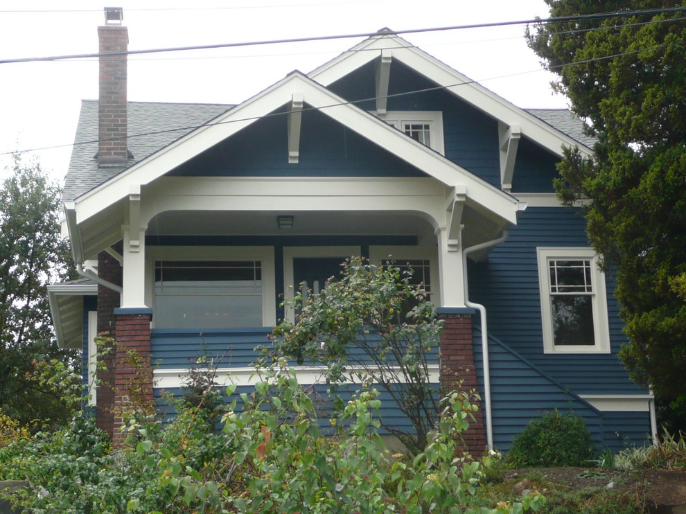 Ispirazione per la villa blu american style a due piani di medie dimensioni con rivestimento in legno, tetto a capanna e copertura a scandole