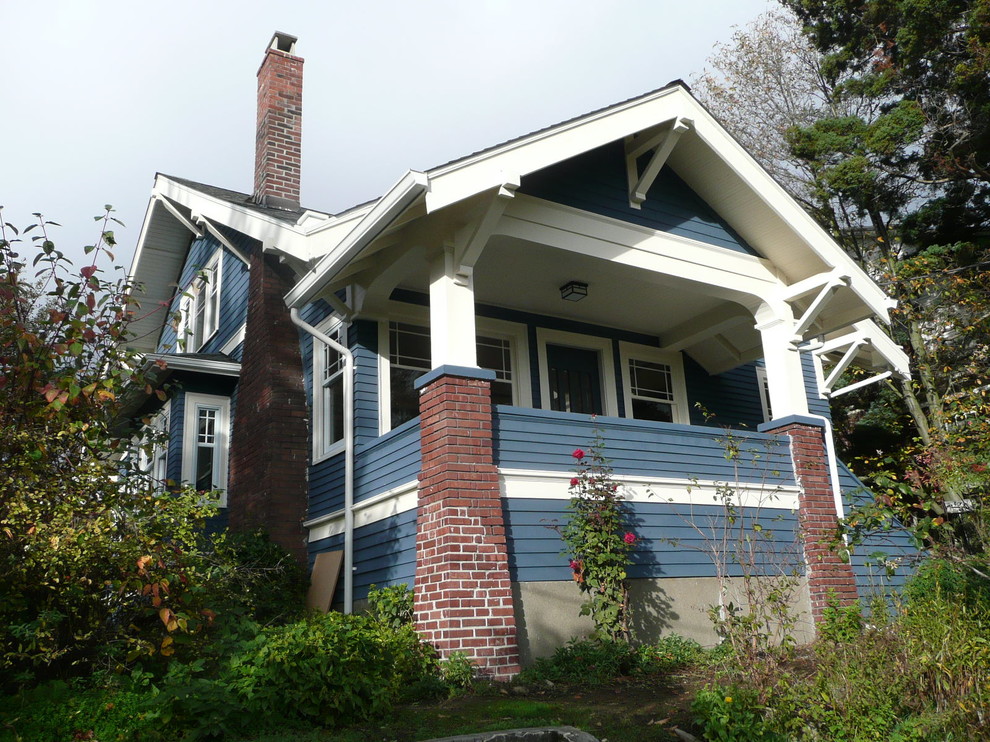 Foto della villa blu american style a due piani di medie dimensioni con rivestimento in legno, tetto a capanna e copertura a scandole