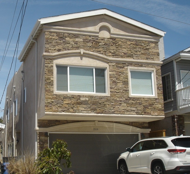 Diseño de fachada de casa pareada marrón clásica de tamaño medio de dos plantas con revestimiento de piedra, tejado a dos aguas y tejado de teja de madera