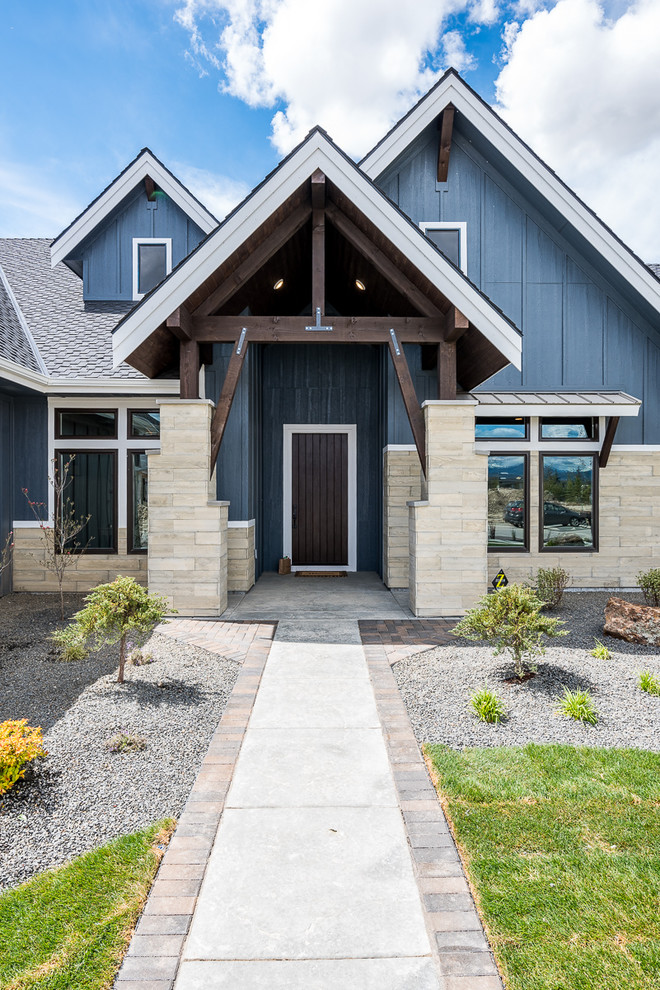 Imagen de fachada de casa azul de estilo americano de tamaño medio de dos plantas con revestimiento de madera, tejado a cuatro aguas y tejado de teja de madera