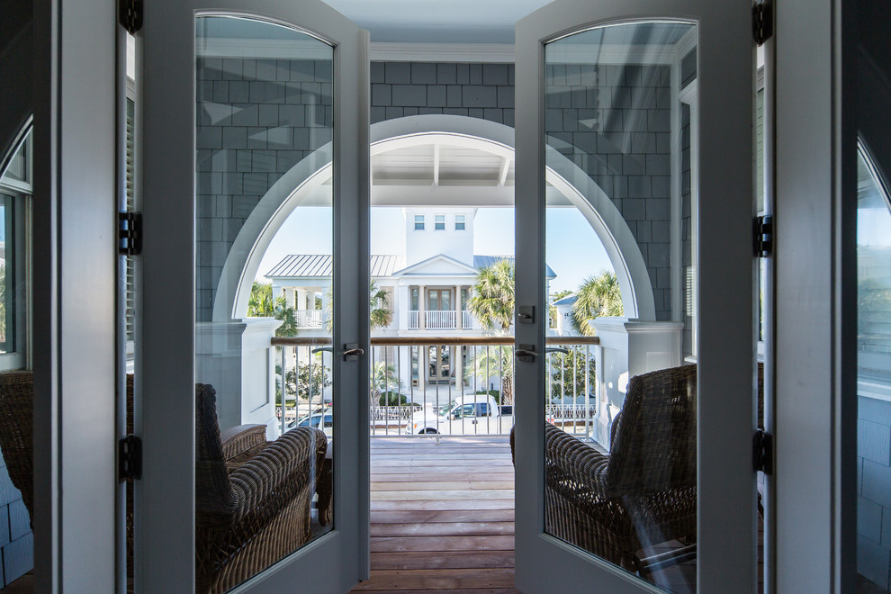 Dreistöckiges Maritimes Haus mit Faserzement-Fassade, grauer Fassadenfarbe und Pultdach in Miami
