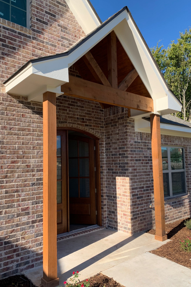 Idées déco pour une façade de maison marron contemporaine en brique de taille moyenne et de plain-pied avec un toit à deux pans et un toit en shingle.