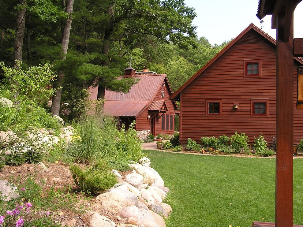 Пример оригинального дизайна: двухэтажный, деревянный, коричневый дом среднего размера в классическом стиле