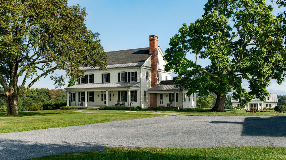 Foto de fachada de casa blanca de estilo de casa de campo de tamaño medio de dos plantas con revestimiento de madera, tejado a dos aguas y tejado de metal
