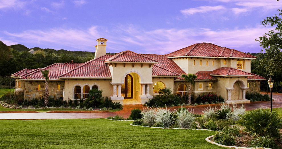 Geräumiges Mediterranes Haus mit beiger Fassadenfarbe, Putzfassade und Walmdach in Austin