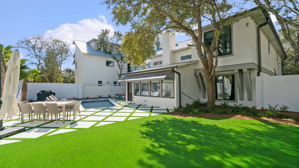 Großes, Zweistöckiges Modernes Einfamilienhaus mit Vinylfassade, weißer Fassadenfarbe, Walmdach und Blechdach in Sonstige