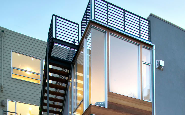 Свежая идея для дизайна: двухэтажный дом среднего размера в стиле модернизм с комбинированной облицовкой и плоской крышей - отличное фото интерьера