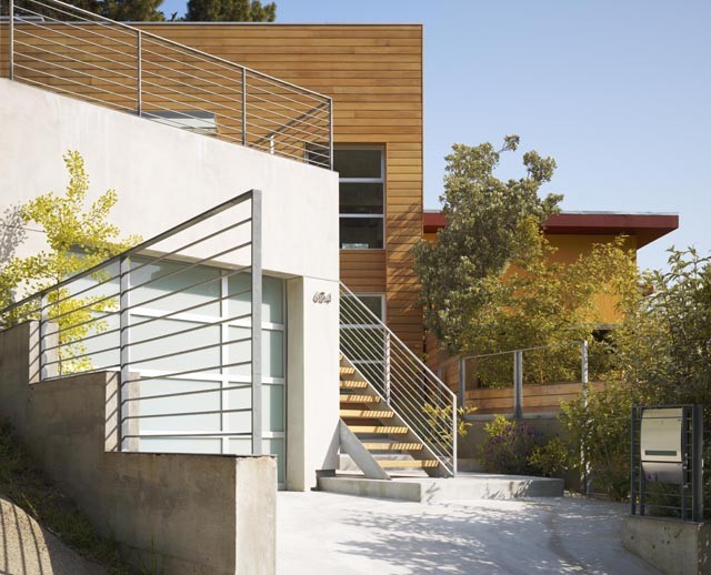 Inspiration pour une grande façade de maison marron minimaliste en bois à un étage avec un toit plat.