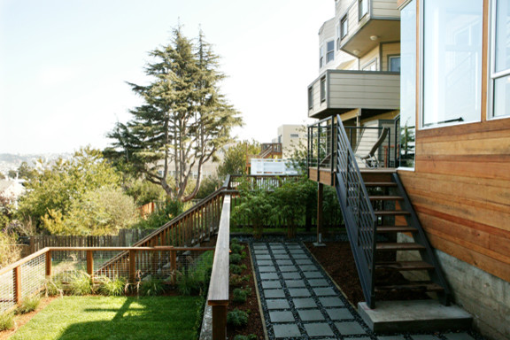 Exempel på ett mellanstort modernt beige hus, med två våningar