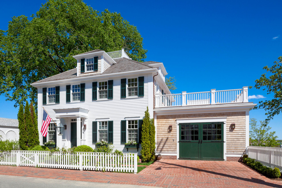 Mittelgroßes, Zweistöckiges Maritimes Haus mit weißer Fassadenfarbe, Satteldach und Schindeldach in Boston