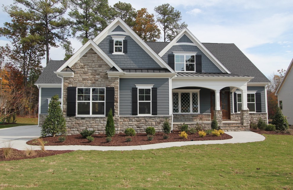 Ejemplo de fachada de casa azul de estilo americano de tamaño medio de dos plantas con revestimientos combinados, tejado a dos aguas y tejado de varios materiales