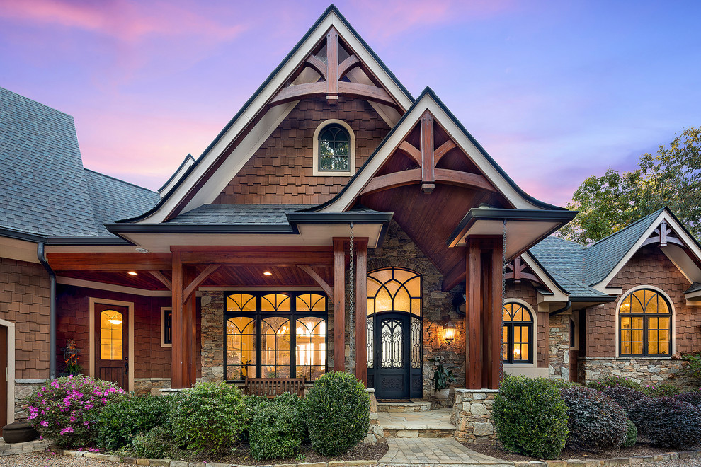 Zweistöckiges Klassisches Einfamilienhaus mit Mix-Fassade, brauner Fassadenfarbe, Satteldach und Schindeldach in Sonstige