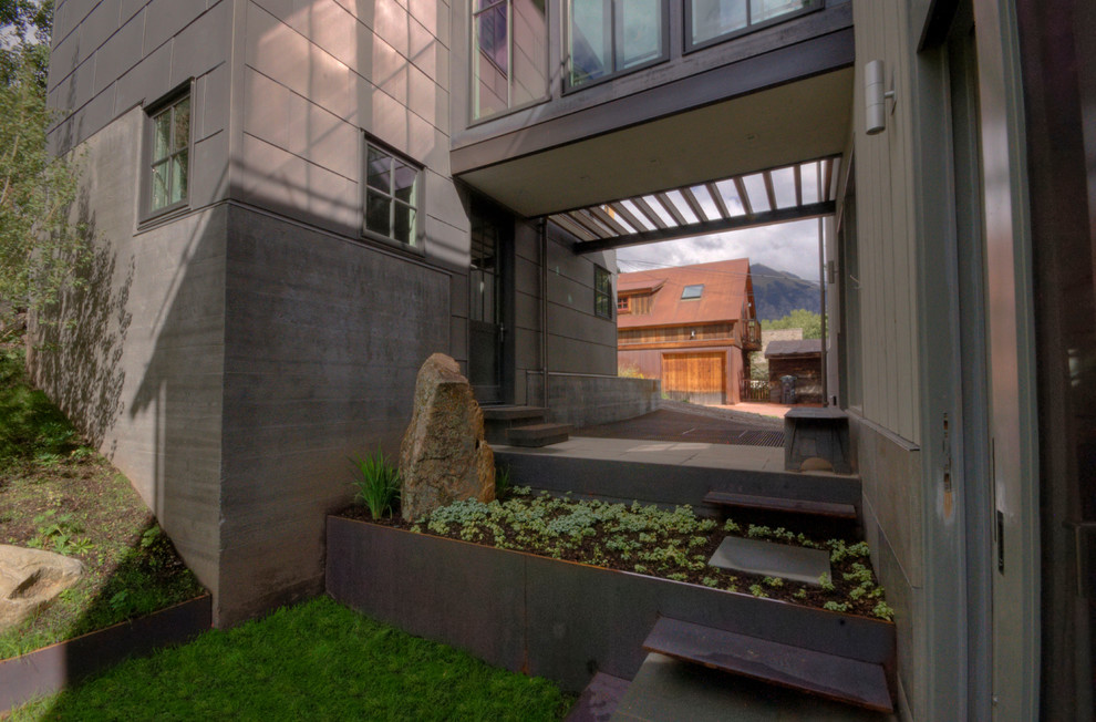 Mittelgroßes, Dreistöckiges Modernes Haus mit Metallfassade und grauer Fassadenfarbe in Denver