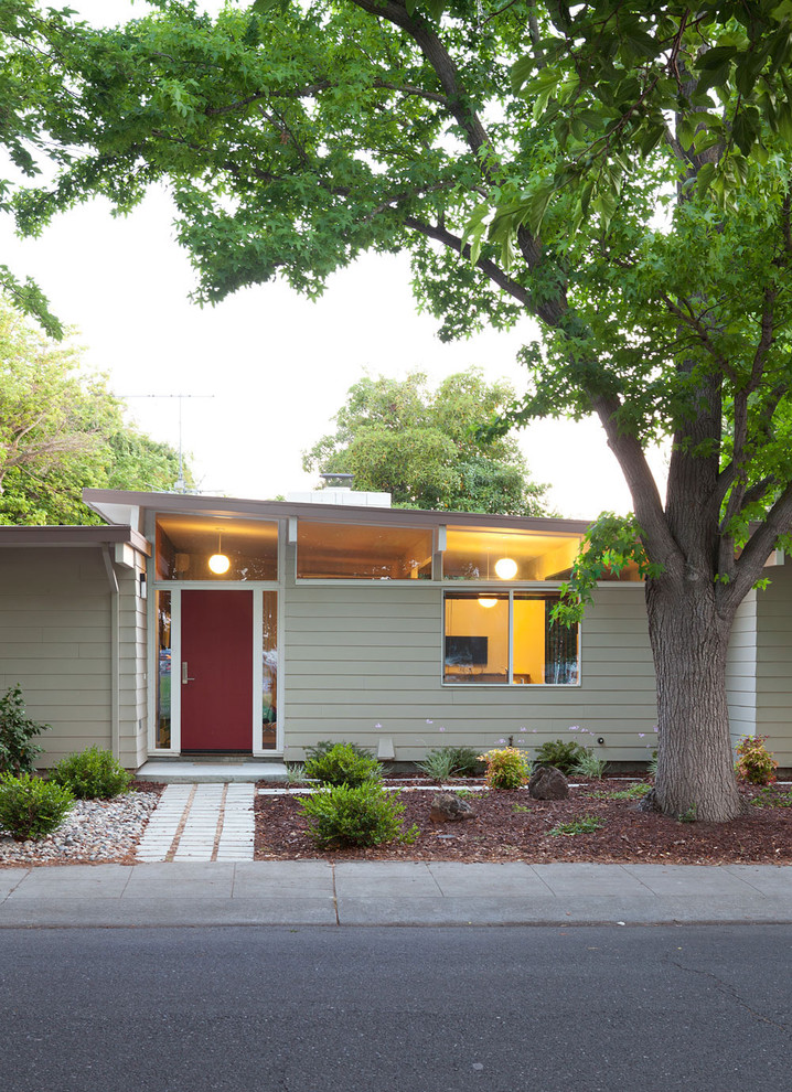Example of a mid-century modern one-story wood exterior home design in San Francisco with a shed roof