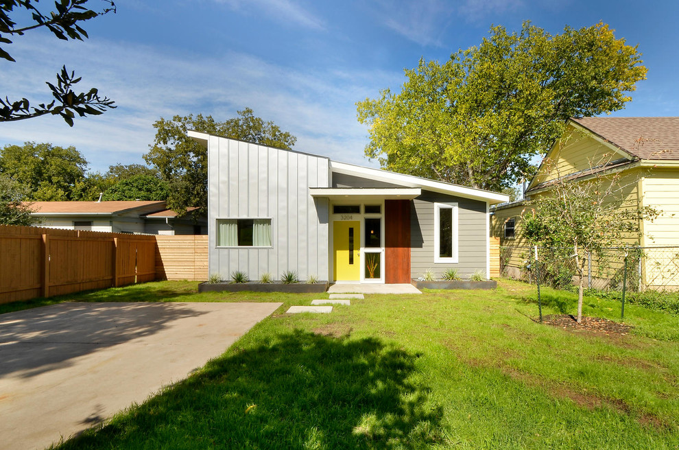 Photo of a contemporary house exterior in Austin with metal cladding.