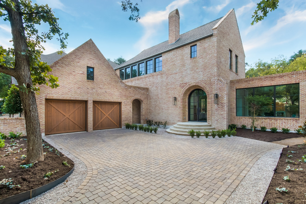 Zweistöckiges Klassisches Einfamilienhaus mit Backsteinfassade, brauner Fassadenfarbe, Satteldach und Schindeldach in Austin