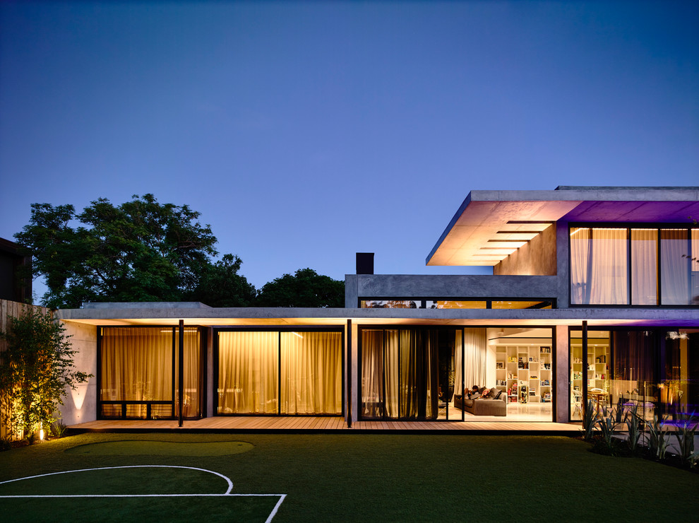 Стильный дизайн: большой, трехэтажный, серый дом в современном стиле с облицовкой из бетона - последний тренд