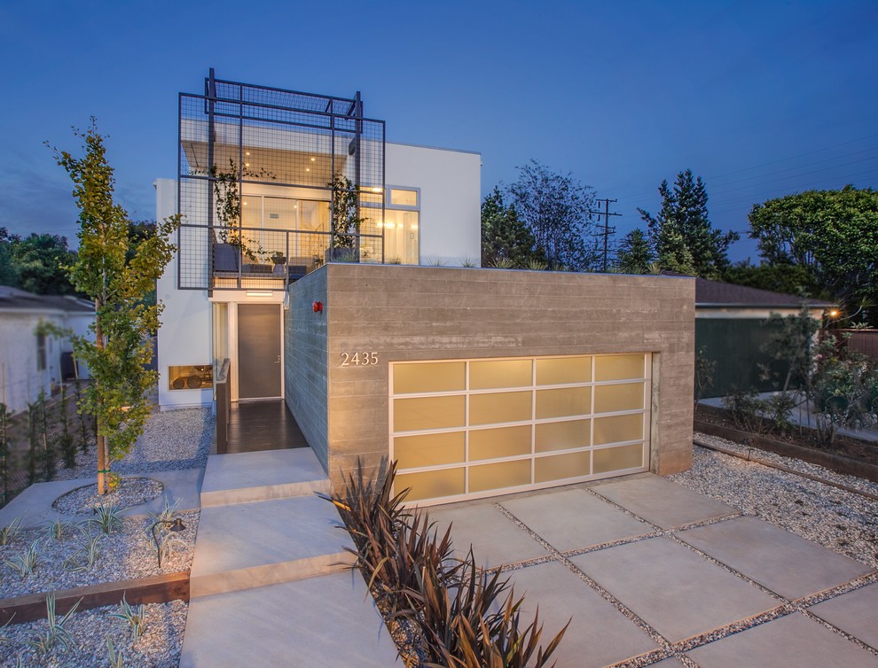 Inspiration for a modern house exterior in Los Angeles.